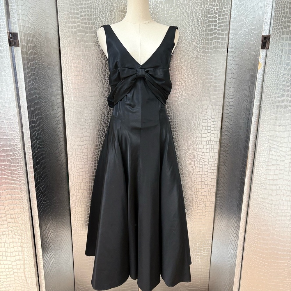 Nicole Miller Black Sleeveless V-Neck Midi Dress